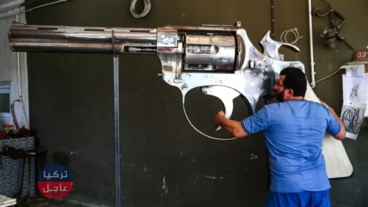 بالصور: حداد تركي يصنع أكبر مسدس ممكن أن تراه
