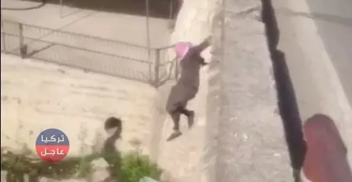 بالفيديو: رجل سوري يحاول الإنتحار في لبنان برمي نفسه من أعلى جسر.