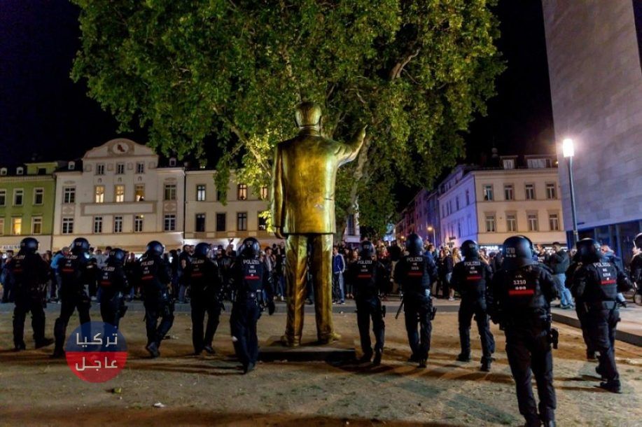 تمثال أردوغان يتسبب بمواجهات في مدينة ألمانية.. والسلطات تزيله (صور) تمثال أردوغان يتسبب بمواجهات في مدينة ألمانية.. والسلطات تزيله (صور)