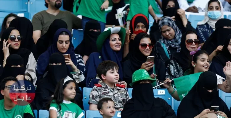 لأول مرة في السعودية .. امرأة تقود مشجعي فريق كرة قدم من المدرجات
