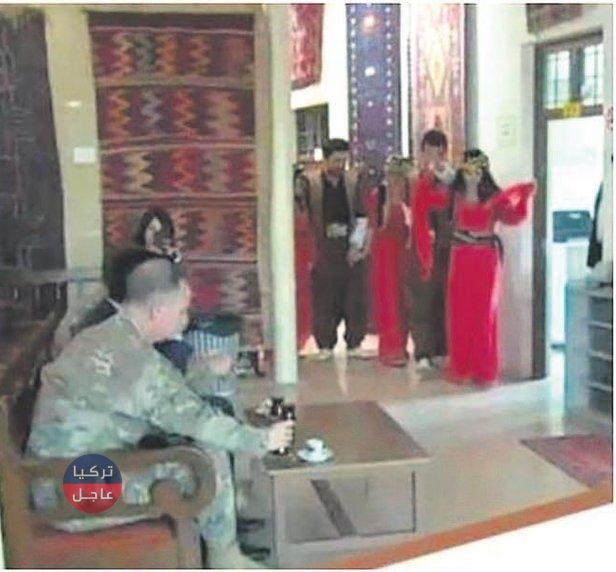 إرهابيو الـ ي ب ك يتراقصون أمام جنرال أمريكي لتسليته بسوريا إرهابيو الـ ي ب ك يتراقصون أمام جنرال أمريكي لتسليته بسوريا