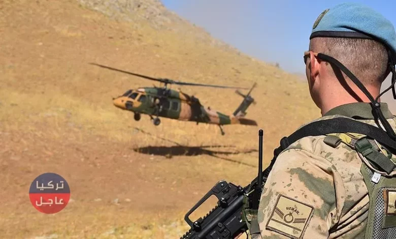 طيار تركي يقوم باستعراض جوي عبر مروحية عسكرية (فيديو)
