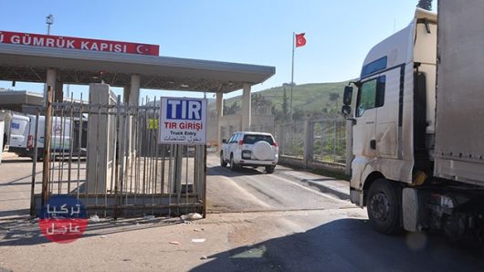 20 شاحنة محملة بالمساعدات تدخل إدلب قادمة من تركيا