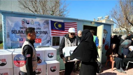 طلاب ماليزيون يقدمون مساعدات لعوائل سورية في تركيا