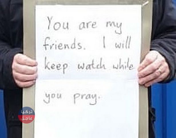 مواطن بريطاني يقوم بحماية صلاة الجمعة ويكتب عبارة تفاعل معها الملايين مواطن بريطاني يقوم بحماية صلاة الجمعة ويكتب عبارة تفاعل معها الملايين