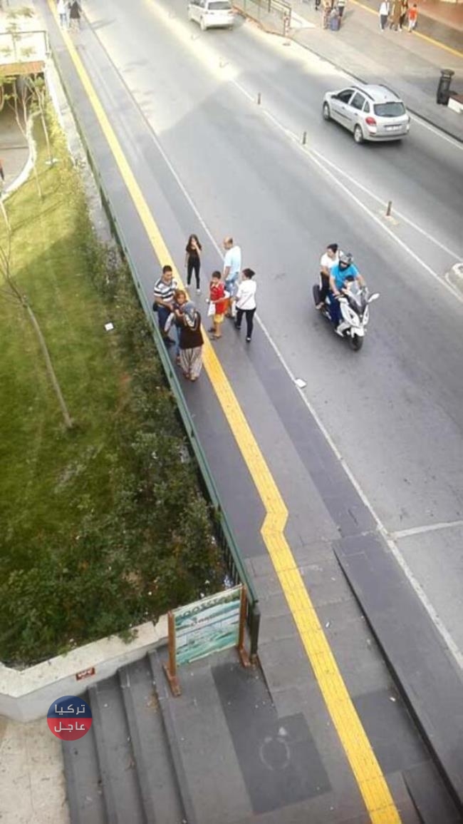 امرأة تركية تضرب طفلين سوريين يتيمين بالنعال في إنطاليا .. حادثة تهز الإعلام التركي امرأة تركية تضرب طفلين سوريين يتيمين بالنعال في إنطاليا .. حادثة تهز الإعلام التركي