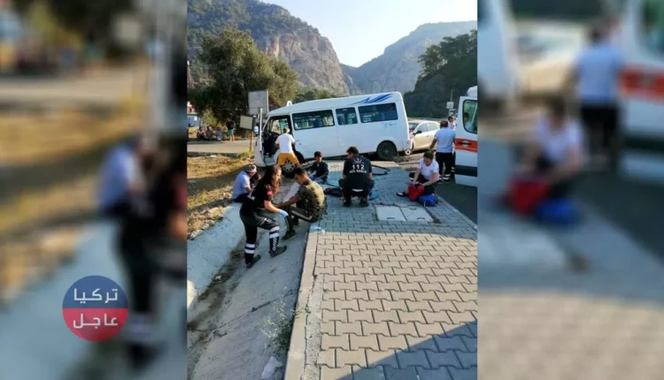 حادث سير لحافلة صغيرة مملوئة بالسوريين جنوب غرب تركيا