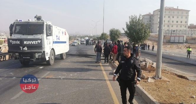 مظاهرة غاضبة في أورفا وقطع أحد الطرق بالحجارة وإشعال الإطارات .. ما الذي يجري؟ مظاهرة غاضبة في أورفا وقطع أحد الطرق بالحجارة وإشعال الإطارات .. ما الذي يجري؟