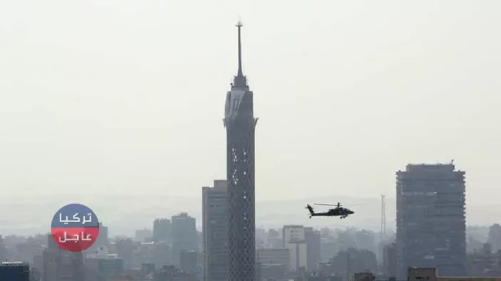 شاهد بالفيديو طالب مصري ينتحر بإلقاء نفسه من أعلى برج القاهرة
