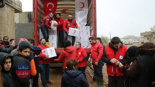 مساعدات من الهلال الأحمر التركي للسوريين