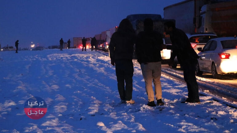 ثلوج كثيفة تقطع الطريق بين دياربكر وشانلي أورفا جنوبي تركيا (شاهد بالصور والفيديو)
