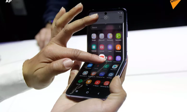 غلاكسي زد فليب Samsung Z Flip الهاتف القابل للطي مفاجئة مذهلة (شاهد بالفيديو)