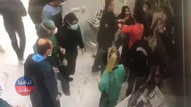 تركيا .. شاهد بالفيديو فتاتان تضربان طبيبة في مشفى سامسون
