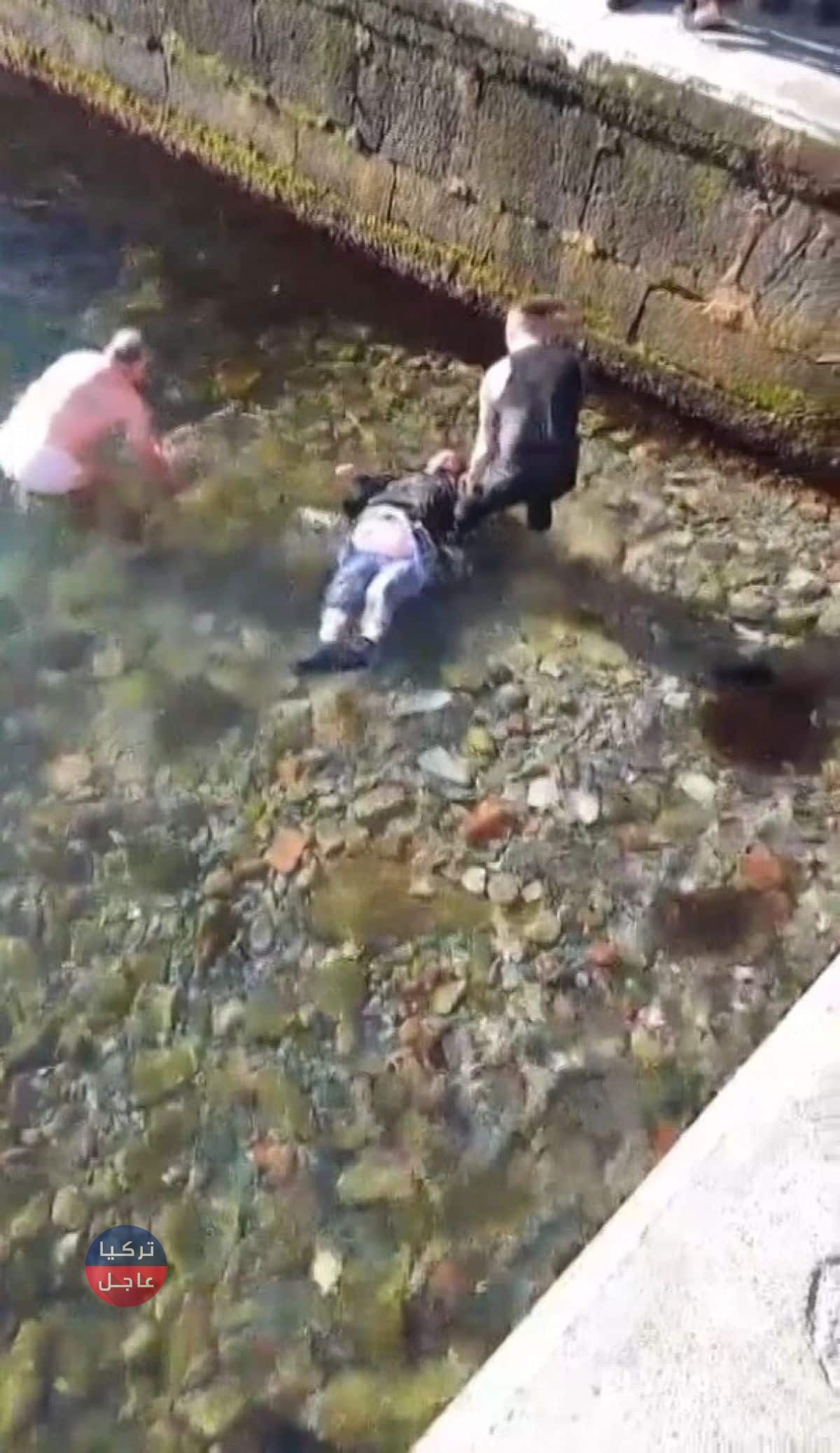 اسطنبول.. سقوط امرأة في البحر وسائح ايراني ينقذها