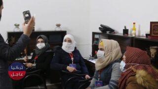 شابة في إدلب تنافس الرجال في سوق إصلاح الهواتف والأجهزة (فيديو)