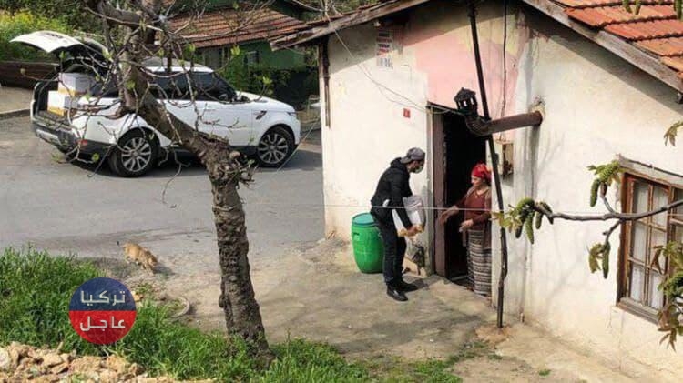 الممثل التركي مراد يلدرم يتصدر تويتر في تركيا بعد العمل الذي قام به عدسة هاتف محمول ترصد الفنان التركي "مراد يلدريم" يقوم بتوزيع سلل غذائية على عائلات محتاجة قبل الإغلاق الكامل