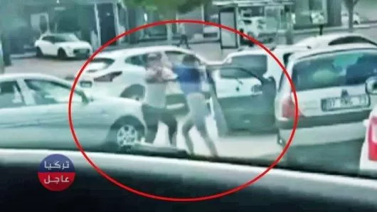 شاهد بالفيديو ماجرى بين فتاتين وسط الشارع في أنطاليا