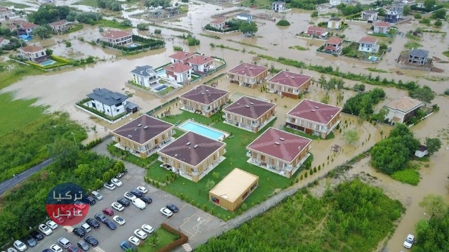 شاهد المياه تغمر حي كامل في إسطنبول (صور)