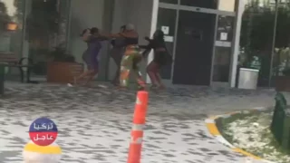 شاهد بالفيديو ما جرى بين عدة نساء أمام أحد الفنادق في إسطنبول (فيديو)