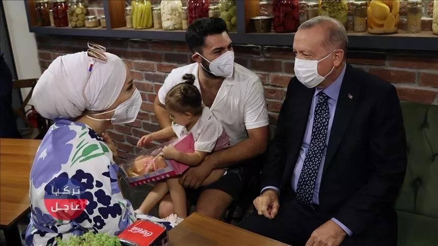 أردوغان يلتقي مواطنين في مطعم بإسطنبول