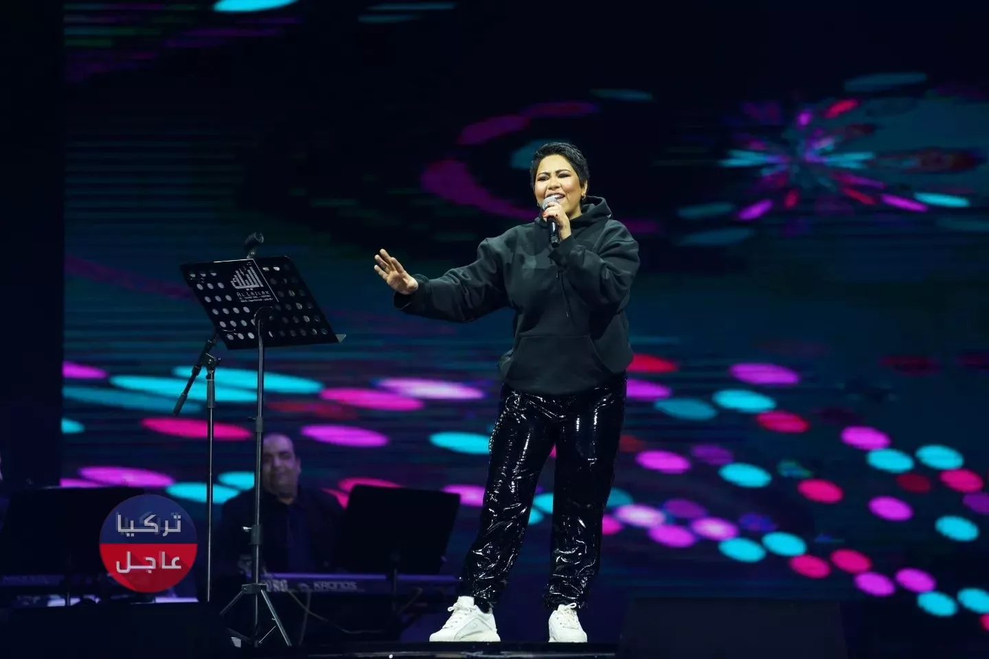 شرين مع سويت شيرت ‏وبنطالاً من الجلد تثير التعليقات في الكويت