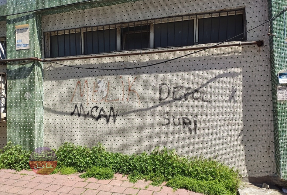 كتابات عنصرية على منازل السوريين في الفاتح بإسطنبول