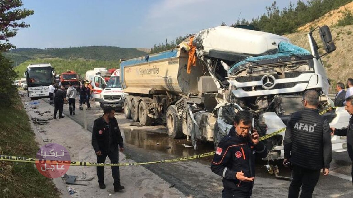 تركيا.. اصطدام شاحنة بحافلة ركاب في بورصة وتسجيل حالة وفاة (صور)