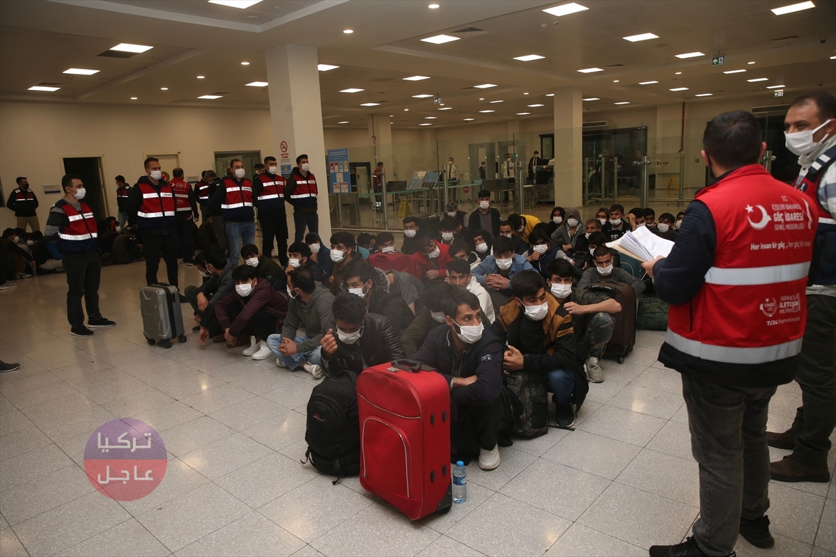 تركيا تعلن ترحيل 213 لاجئ بالطائرة