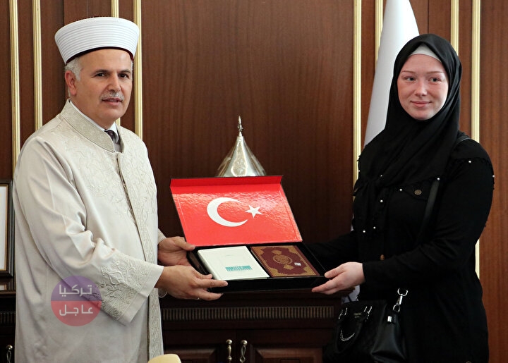 فتاة ألمانية بعمر العشرين تعتنق الإسلام في تركيا فما هي قصة إسلامها؟