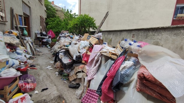 لن تصدق عيناك.. منزل مؤلف من طابقين يخرج منه نفايات بكميات ضخمة لن تصدق عيناك.. منزل مؤلف من طابقين يخرج منه نفايات بكميات ضخمة