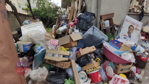 لن تصدق عيناك.. منزل مؤلف من طابقين يخرج منه نفايات بكميات ضخمة