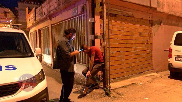 أنا لص! الشرطة التركية تعثر على شخص مقيد بالسلاس وبجانبه ورقة مكتوب عليها عدة ملاحظات أنا لص! الشرطة التركية تعثر على شخص مقيد بالسلاس وبجانبه ورقة مكتوب عليها عدة ملاحظات