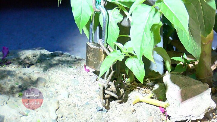 أنا لص! الشرطة التركية تعثر على شخص مقيد بالسلاس وبجانبه ورقة مكتوب عليها عدة ملاحظات أنا لص! الشرطة التركية تعثر على شخص مقيد بالسلاس وبجانبه ورقة مكتوب عليها عدة ملاحظات