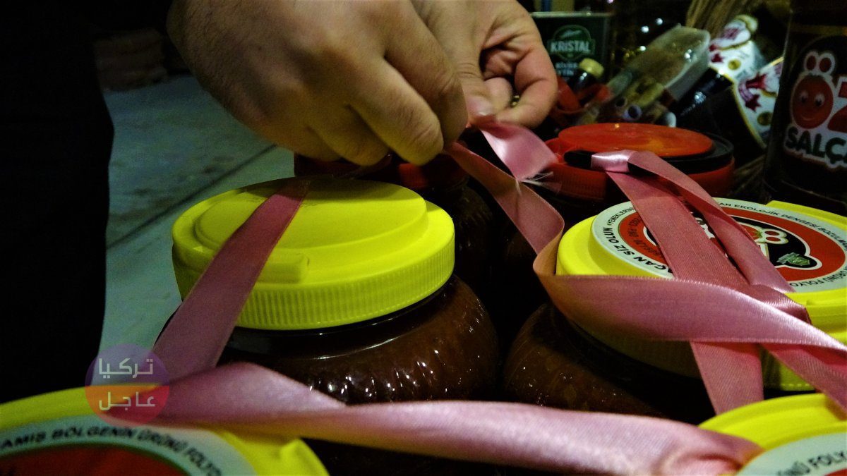 حادثة طريفة في أحد مدن تركيا! شاهد لص يتأكد من تاريخ انتهاء صلاحة المنتج قبل سرقته وصاحب البقالية يجد حل لمنع السرقات المتكررة