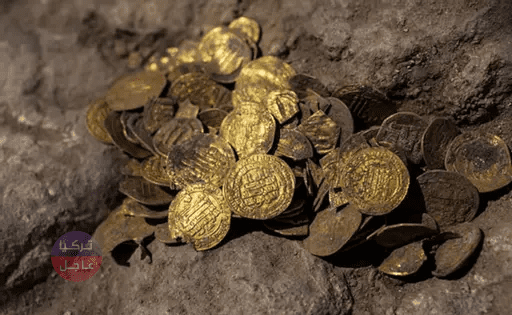 عثرا عليه بالصدفة أثناء صيانة أرض المطبخ! شاهد كنز الذهب الذي عثر عليه زوجان في بريطانيا