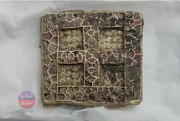 منه قلادة ذهبية عمرها 1300 عام.. العثور على كنز ضخم داخل قبر عُثر عليه أثناء حفريات للبناء منه قلادة ذهبية عمرها 1300 عام.. العثور على كنز ضخم داخل قبر عُثر عليه أثناء حفريات للبناء