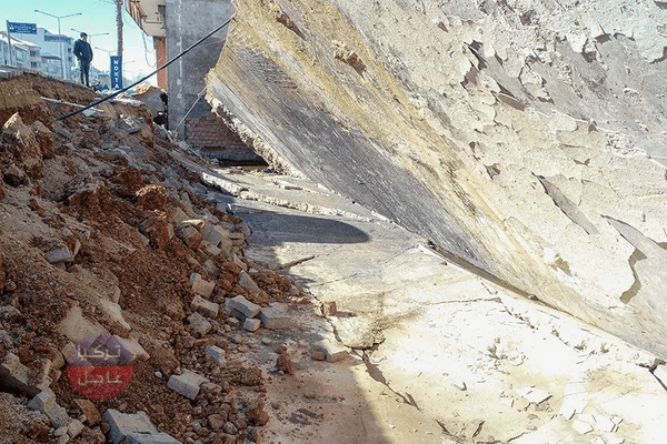 البناء المعجزة في أديامن انقلب بفعل الزلزال كقطعة واجدة وحتى النوافذ لم تنكسر