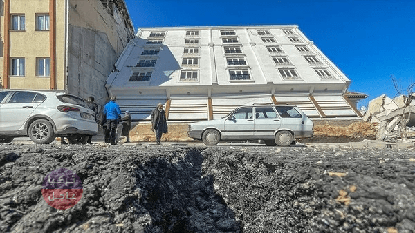 البناء المعجزة في أديامن انقلب بفعل الزلزال كقطعة واجدة وحتى النوافذ لم تنكسر