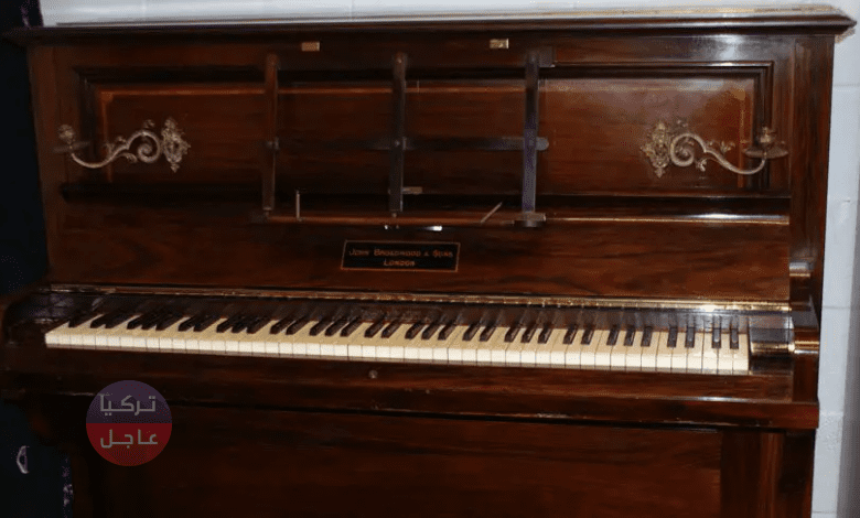 رجل يتبرع ببيانو تاريخي دون أن يعلم أن بداخله كنز! وعند إجراء الصيانة الروتينية كانت المفاجأة رجل يتبرع ببيانو تاريخي دون أن يعلم أن بداخله كنز! وعند إجراء الصيانة الروتينية كانت المفاجأة