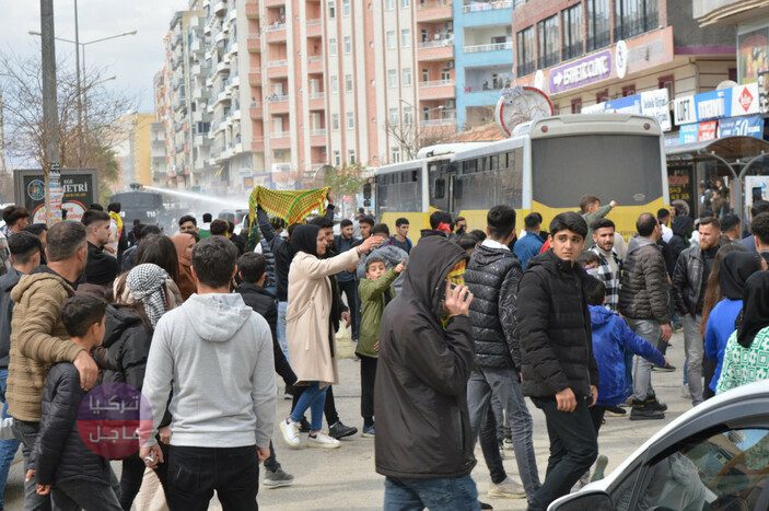 السلطات التركية تعتقل العديد من الأشخاص خلال احتفالات النيروز في باتمان وماردين بسبب هتافات والاعتداء على الشرطة