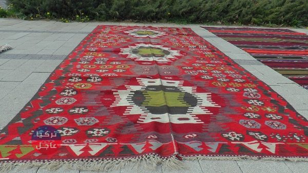 عمرها 120 سنة ومعروضة للبيع في سوق محلي بسعر كبير جداَ.. سجادة قديمة تصبح حديث الإعلام التركي