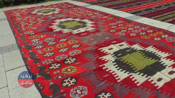 عمرها 120 سنة ومعروضة للبيع في سوق محلي بسعر كبير جداَ.. سجادة قديمة تصبح حديث الإعلام التركي