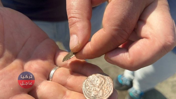 زوجان يعثران على كنز تاريخي أثناء التجول على شاطئ بحيرة عقب انحسار مياهها زوجان يعثران على كنز تاريخي أثناء التجول على شاطئ بحيرة عقب انحسار مياهها