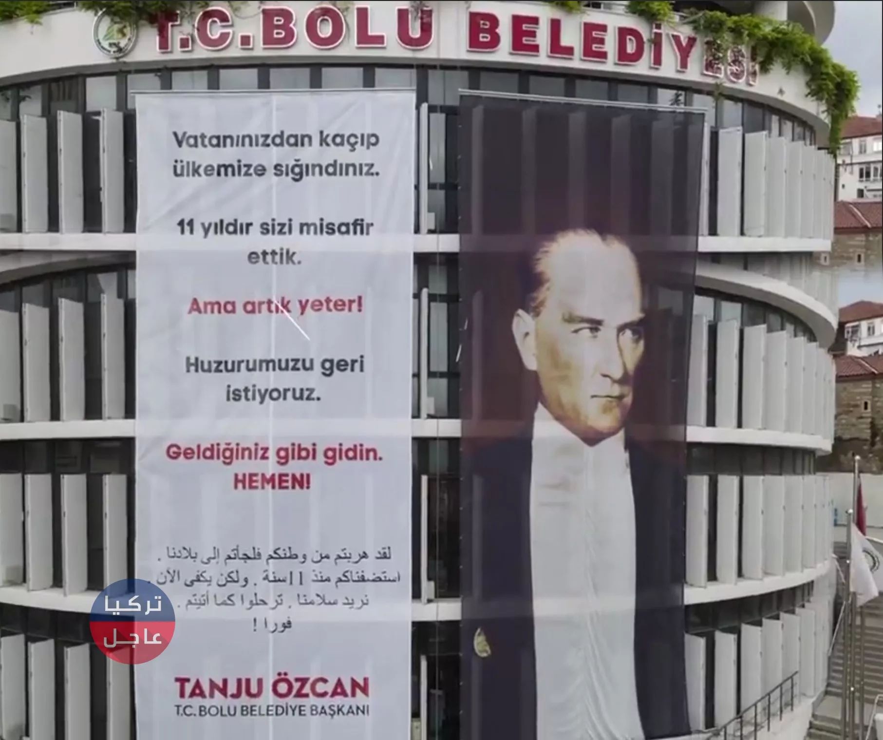 رئيس بلدية بولو يعلق لافتة عنصرية ضد السوريين على مبنى البلدية (صورة) رئيس بلدية بولو يعلق لافتة عنصرية ضد السوريين على مبنى البلدية (صورة)