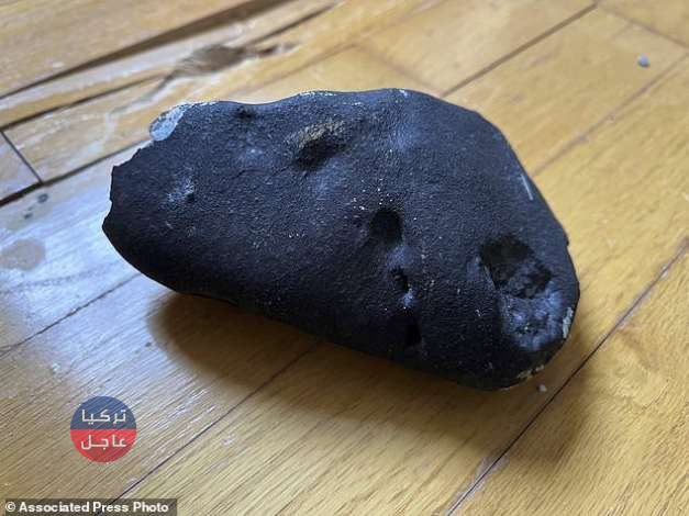 عائلة تسقط عليها ملايين الدولارات من السماء وتثقب السقف وتستقر في غرفة النوم.. حجر نادر عمله 5 مليارات سنة