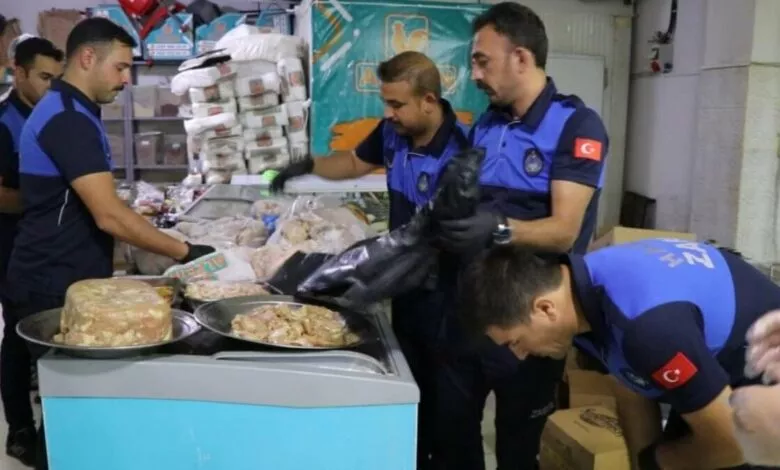 ضبط صاحب مطعم سوري يغسل اللحوم الفاسدة بالكلور ويقدمها للزبائن