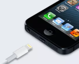 مصنعو الهواتف الذكية يسخرون من هاتف iPhone 15 منفذ Lightning