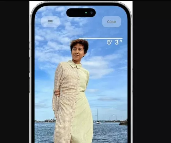 ماذا تفعل الدائرة السوداء الغامضة بجانب الكاميرا الخلفية في هواتف آيفون؟