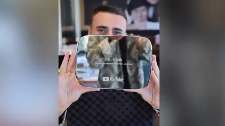 الشيف التركي بوراك يتلقى هدية من شركة غوغل ماذا كانت؟ الشيف التركي بوراك يحطم رقم قياسي جديد بعدد المتابعين على مستوى تركيا