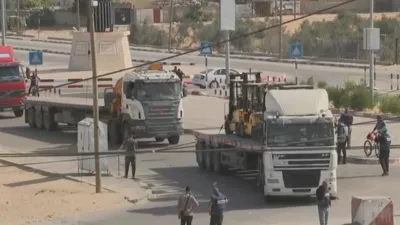 عاجل: المشاهد الأولى لدخول المساعدات من معبر رفح إلى قطاع غزة عاجل: المشاهد الأولى لدخول المساعدات من معبر رفح إلى قطاع غزة